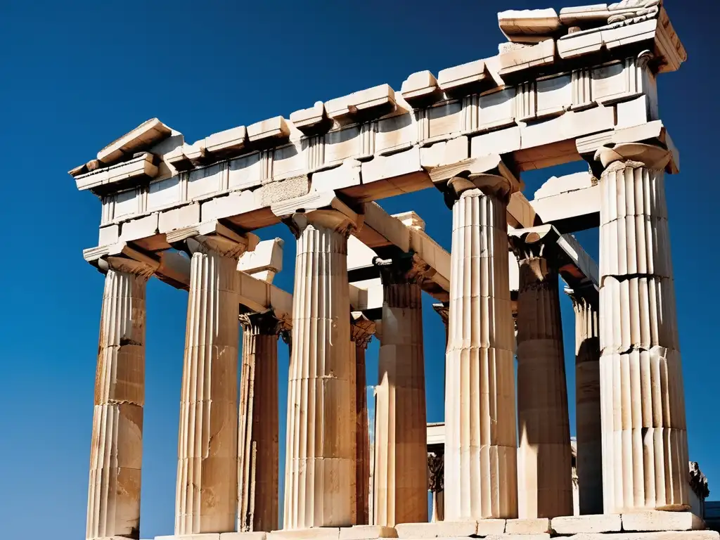 Ruinas del Partenón en Atenas, Grecia: testigo de la antigua Grecia y símbolo de la belleza y resistencia frente a la devastación